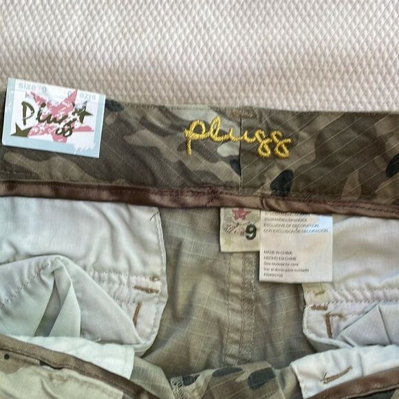 PLUGG • womens juniors size 9 camo capris - new with tags - Picture 3 of 4